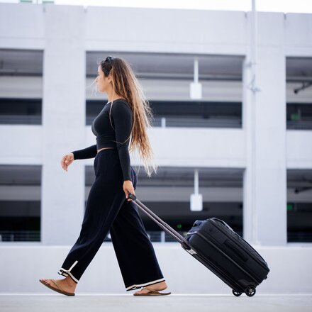 DAKINE - Carry-On 42L Roller Bag